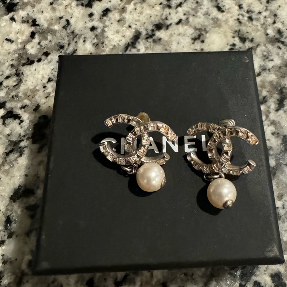 Chanel 2022 Faux Pearl CC Drop Earrings - Picture 3 of 7